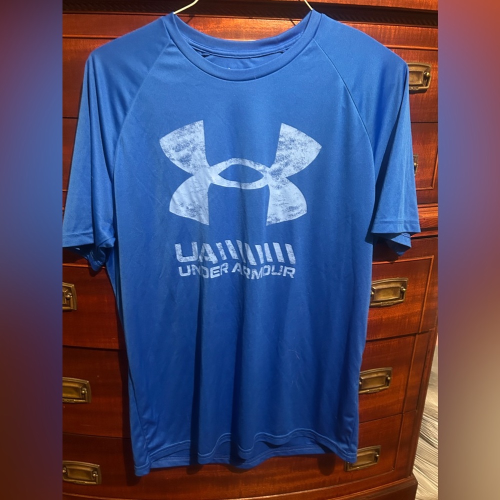 Men’s Under Armour XL loose fit Heat Gear shirt